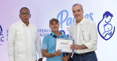 Presidente Abinader encabeza reconocimiento a miles de padres dominicanos en jornada de DASAC