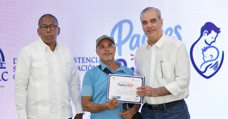 Presidente Abinader encabeza reconocimiento a miles de padres dominicanos en jornada de DASAC