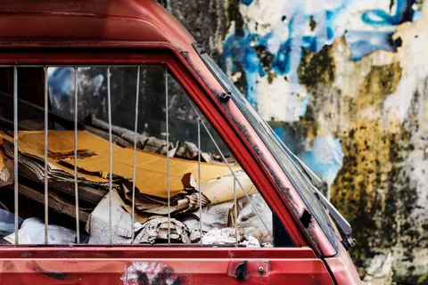 Українці масово страхують авто від ракет і дронів: скільки коштує воєнне КАСКО