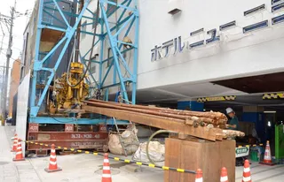 天文館のど真ん中で温泉の掘削作業…鹿児島市千日町の「ホテルニューニシノ」　既存施設が破損、新たな源泉求めて地下１０００メートル近くまで計画