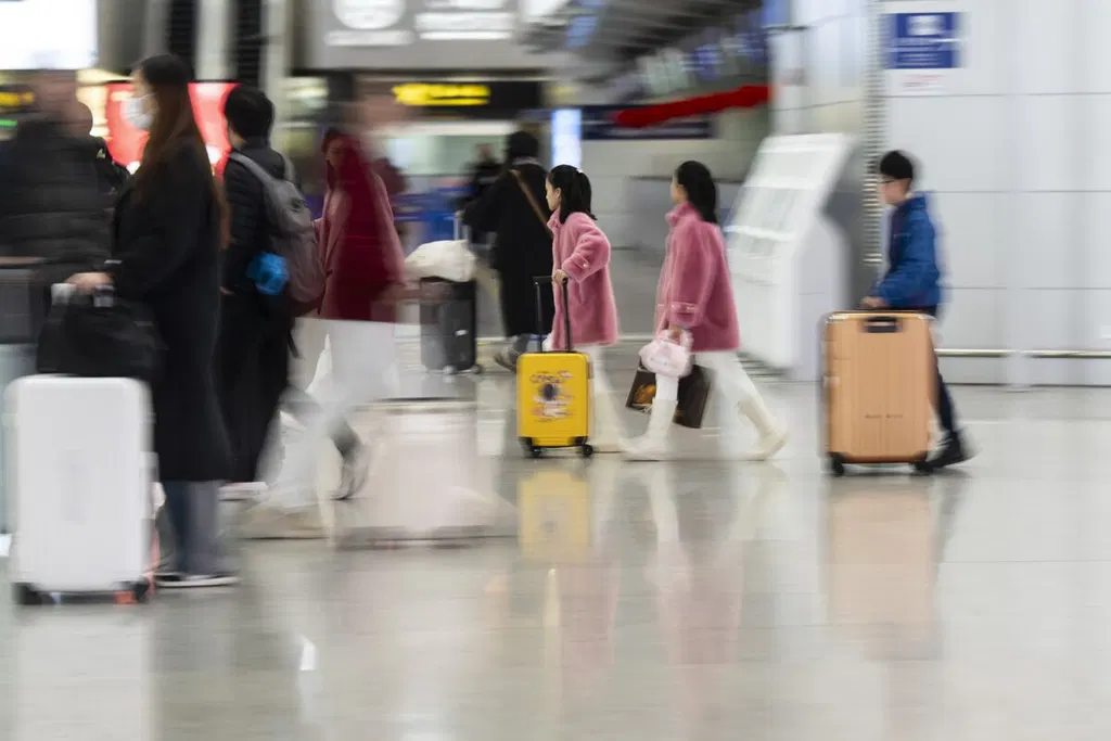 Sources: China expands its foreign travel restrictions to include the direct relatives, such as spouses and children, of certain key AI and chip executives (Bloomberg)