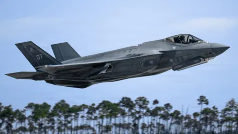 U.S. Air Force Refines F-22 and F-35 Stealth Fighter Combat Tactics