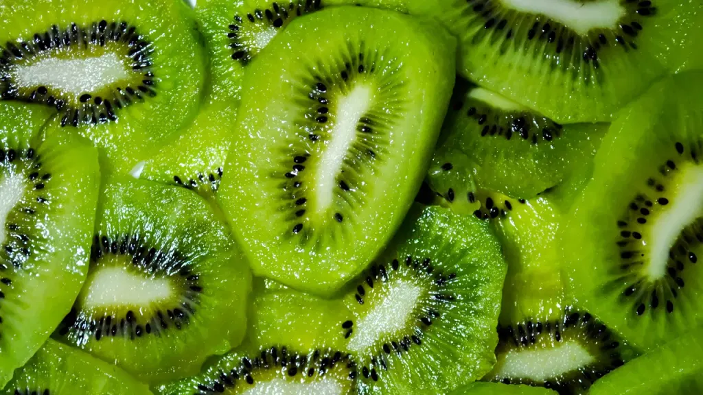 Kiwi: The Fruit That’s So Fiber-Packed Experts Recommend Eating Two a Day