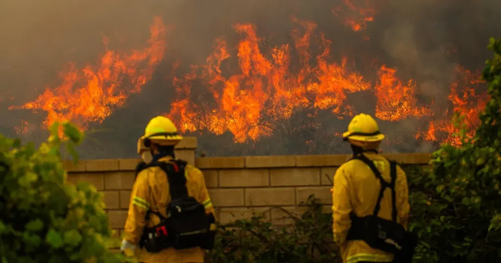 Sandy Fire in Simi Valley forces thousands to evacuate