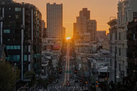 Hengefinder finds streets that perfectly frame the setting sun