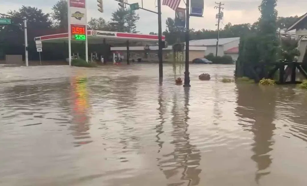 Wild footage of Indiana's White River flooding a massive quarry