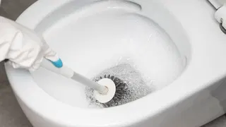 Stop scrubbing — this one common kitchen item is all your toilet needs to clean itself 