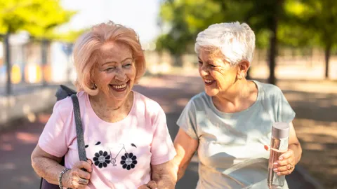 I’m a personal trainer who works with seniors: this simple test can assess your fall risk as you get older. Here’s how long you should be able to do it