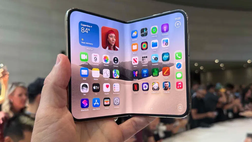 iPhone Duo vs iPhone 18 Pro Max + iPad mini: Are two devices better than one?