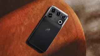  Motorola Signature 27 is the weirdest flagship I’ve seen in a long time — but it packs Snapdragon 8 Elite Extreme Gen 6 and a 200MP telephoto 