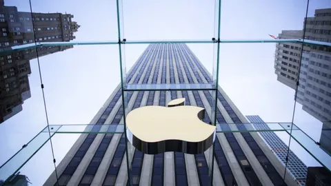  Experts call Apple's new lease plan an attempt to 'mask the effect of rising hardware costs' 