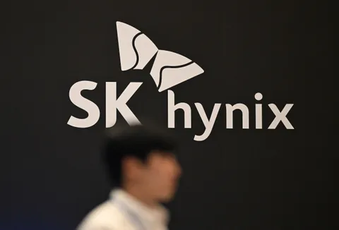 Samsung and SK Hynix employees are reportedly abandoning overseas training programs to nab up to $400,000 performance bonuses — online dating grades rise as female members 'seeking out SK hynix employees'