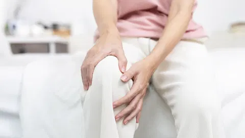  Over 60? A physical therapist says this is the one mobility habit to add if your knees feel stiff 