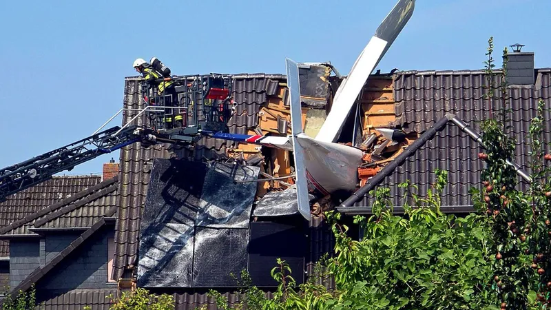 Unfall in Niedersachsen: Kleinflugzeug stürzt in Wohnhaus – eine Person ist tot