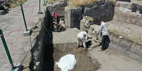Selçuklu Çarşısı'nda kazı: Gizemli erzak deposuna ulaşıldı