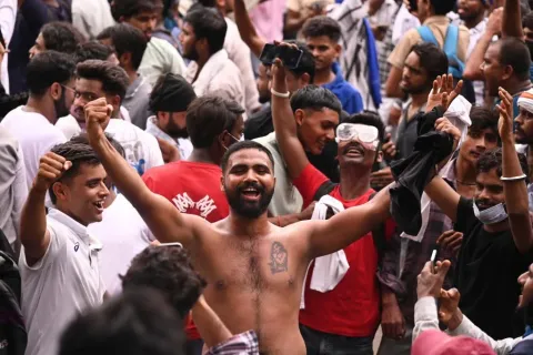 Las 'cucarachas' de India consiguen su primera victoria: la dimisión del ministro de Educación