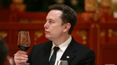 Elon Musk Is Firing Up the Vote-Buying Machine Again