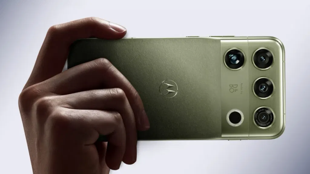 Kudos to Motorola for This Actually Refreshing Phone Design