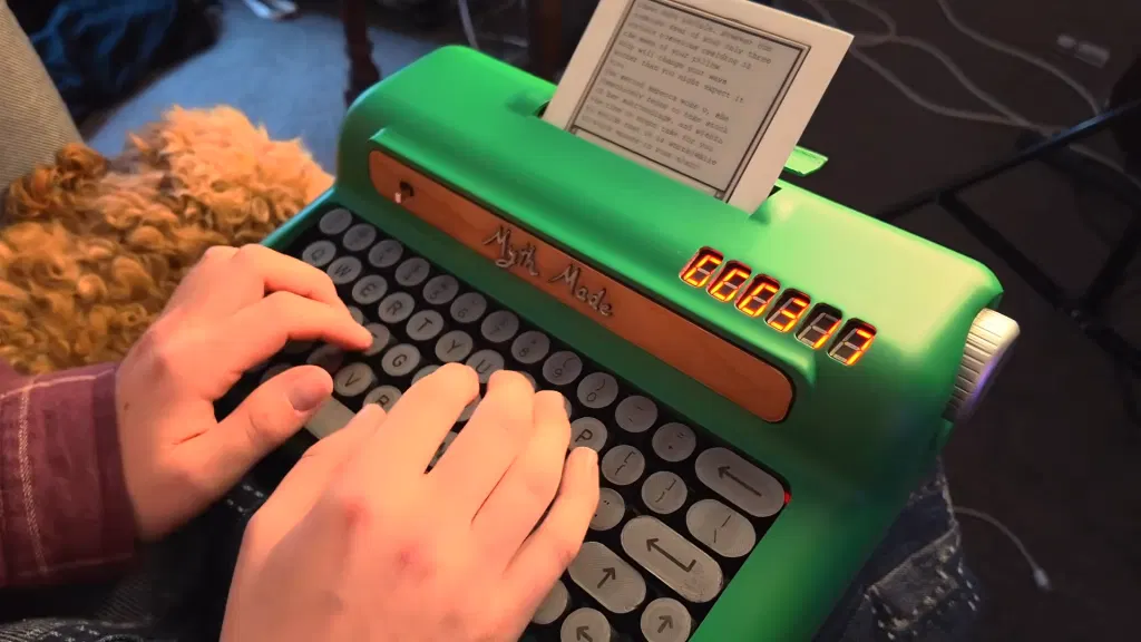 E-ink Writing Deck Rocks a Typewriter Aesthetic