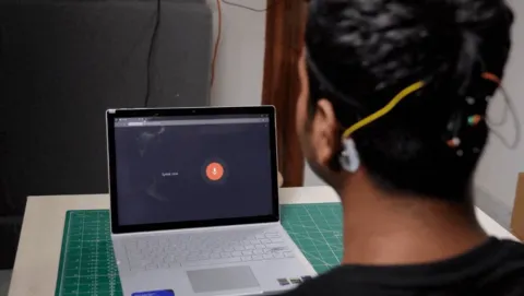 Hands-Free Mouse Uses Eyes And Muscles Instead