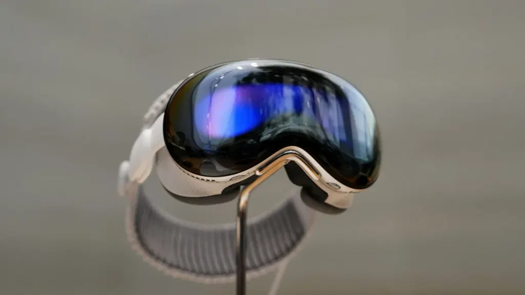 Apples next Vision Pro could look more like Meta VR Glasses
