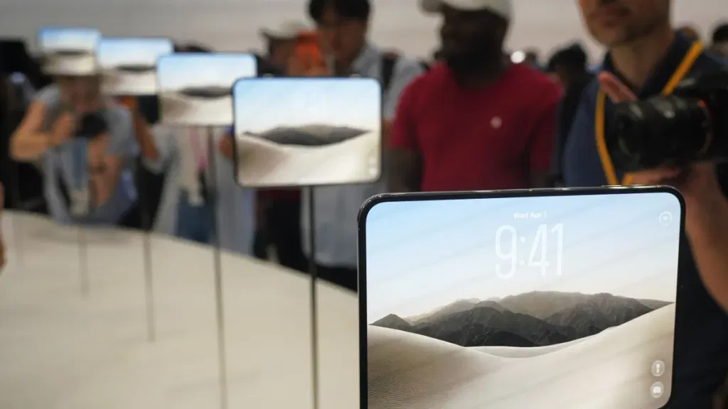 iPhone Duo wallpapers: How to download them now