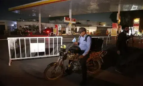 Split among fuel dealers blunts impact of pump ‘shutdown’