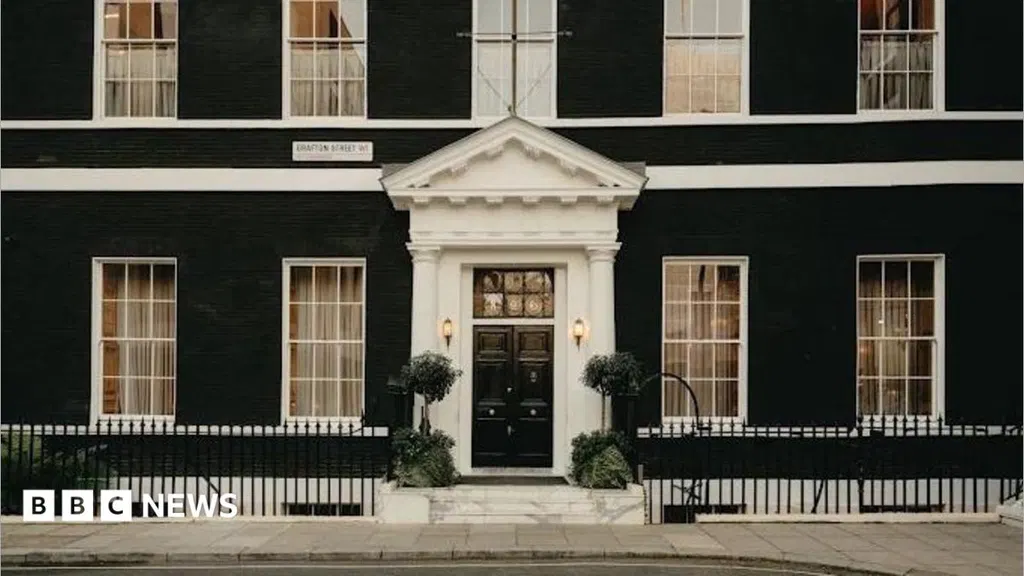 Mayfair club shuts as Met investigates weapon claim