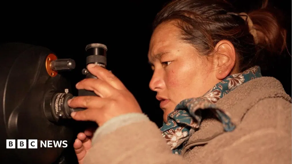 The young women guiding tourists through India's night sky