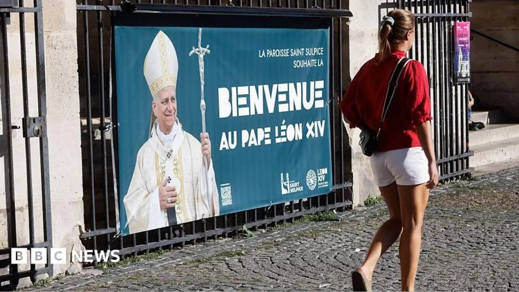 Hundreds of thousands expected in Paris for Pope's visit