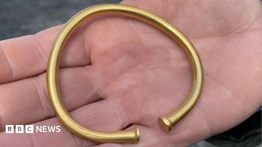 Metal detectorist finds 3,000-year-old gold bracelet 'worth up to £20k'