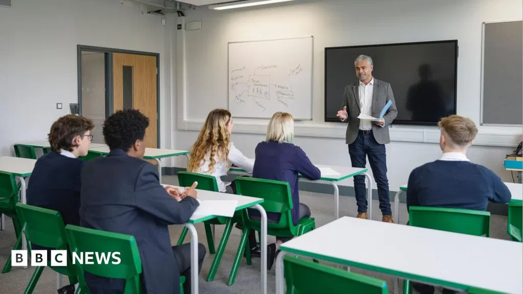 Schools in England get extra £500m in bid to avoid teachers' pay strike