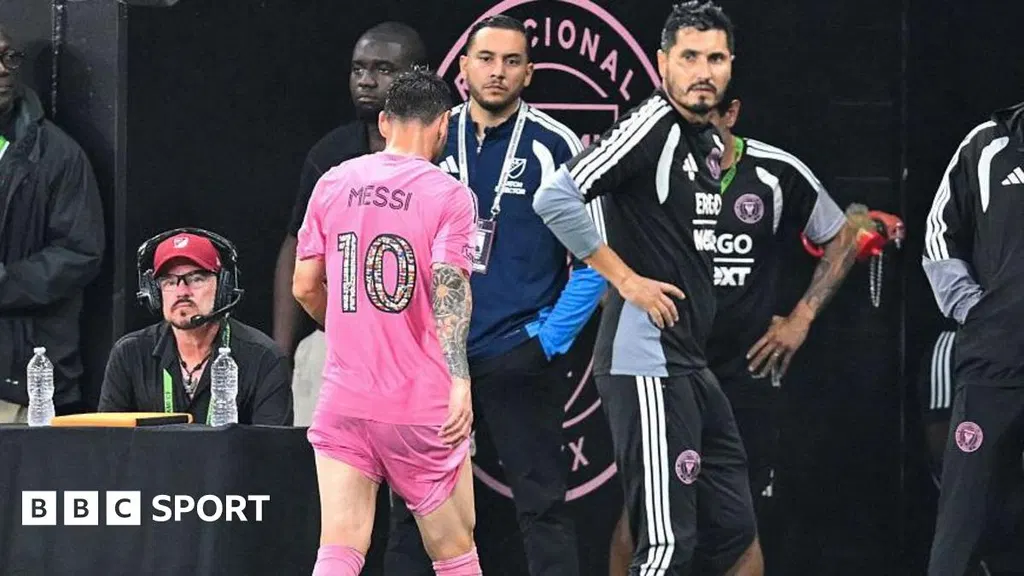 Messi suffers injury scare before World Cup