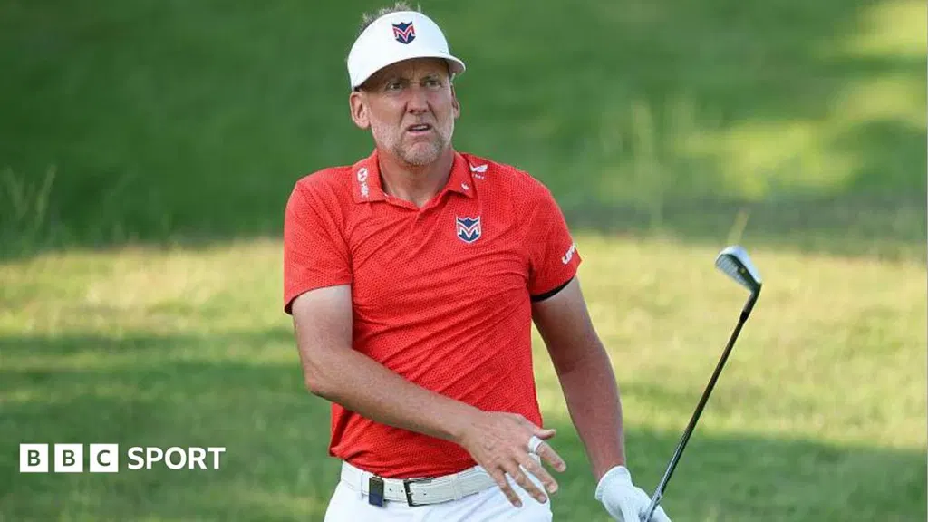 Poulter suffers knee injury 'hopping up two steps'