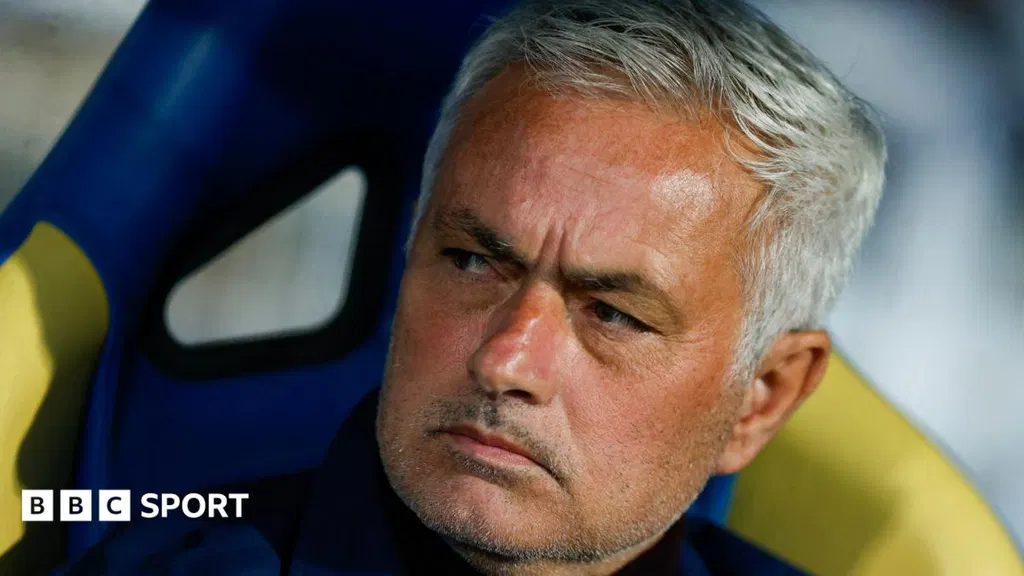 Mourinho completes unbeaten season with Benfica
