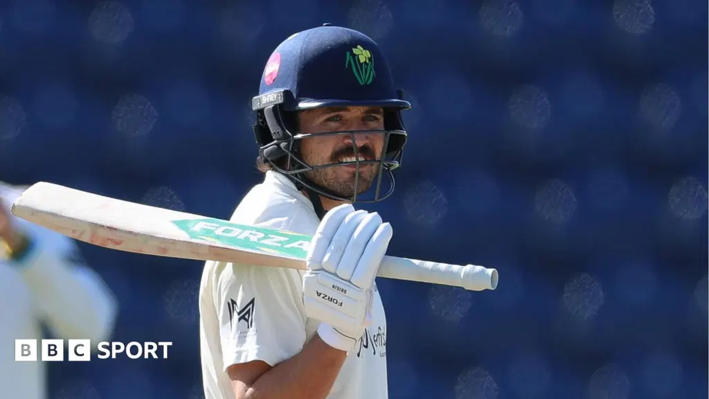 Glamorgan skipper Carlson signs two-year extension