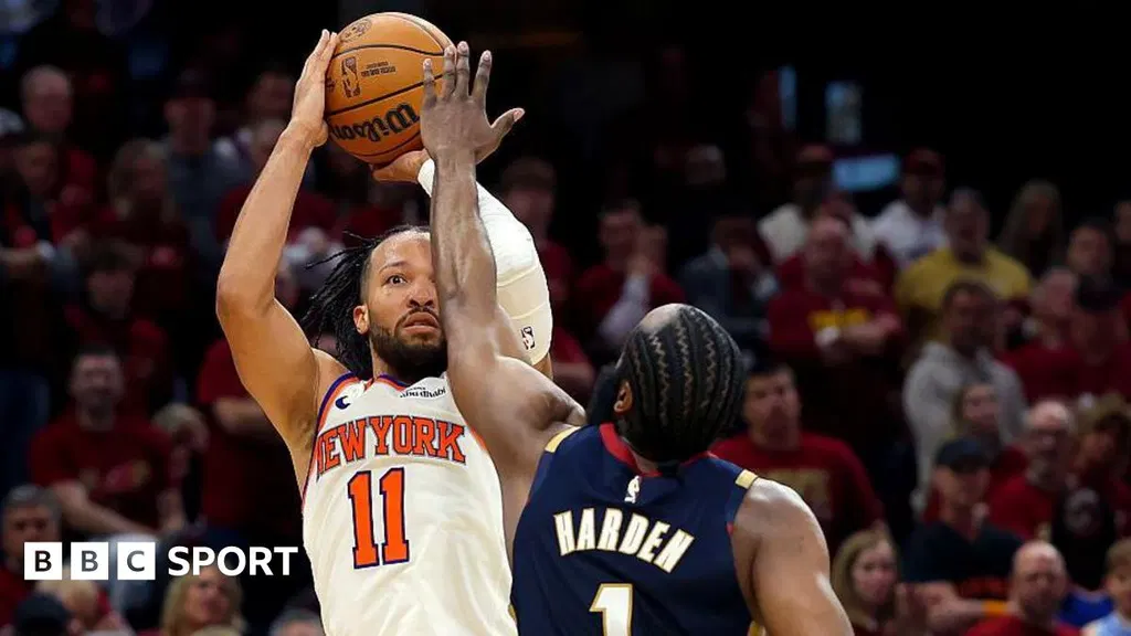 Rampant Knicks beat Cavs to close in on NBA Finals