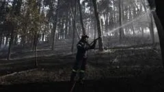 Firefighters struggle to contain deadly Greek wildfire