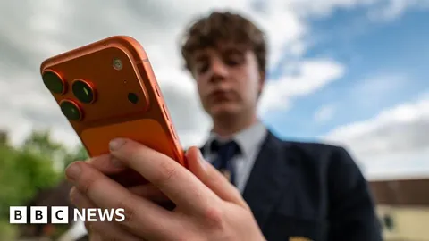 Government vows to bring in under-16 social media restrictions by end of year