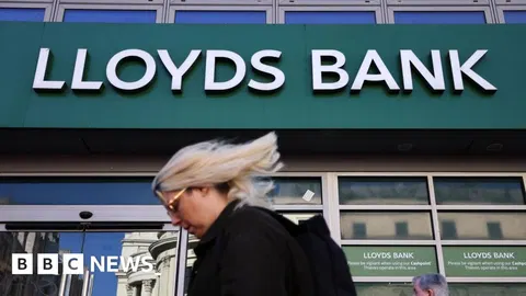 Lloyds, Halifax and Bank of Scotland app users report outage