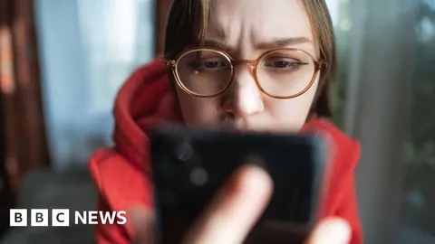 Surge in scams as fraudsters use AI to target people