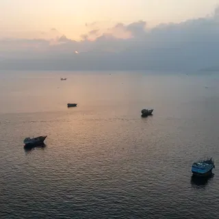 U.S. strikes Iranian targets in Strait of Hormuz for 2nd straight day