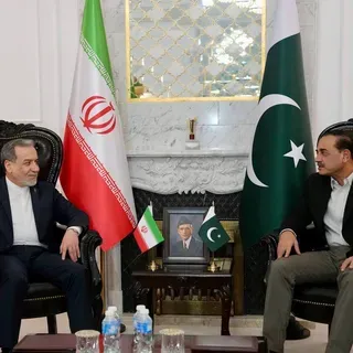 Pakistani field marshal in Tehran to try to seal U.S.-Iran deal