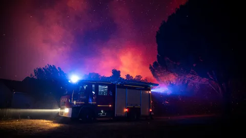 DIRECT. Incendies en France: des feux "totalement imprévisibles" en Gironde et dans les Landes, 43.000 personnes évacuées