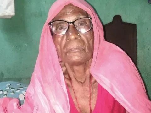  आरा ट्रेन से गिरकर महिला की मौत:दवा लाने बेटे के पास पटना गई थी, घर लौटते समय हुआ हादसा; दूसरे दिन पहचान हुई 
