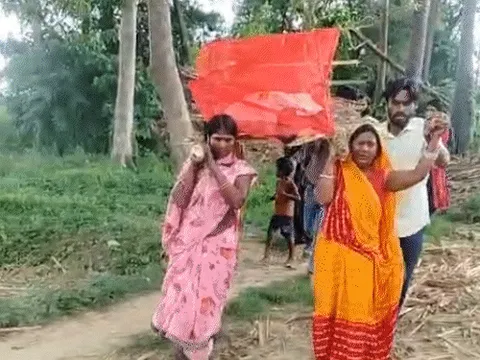  तीन बेटियों ने पिता की अर्थी को दिया कांधा:छोटी बेटी ने दी मुखाग्नि, पाटीदारों के विरोध के बावजूद निभाया बेटे का फर्ज 