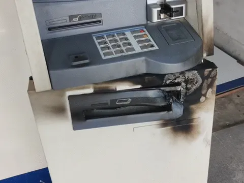  गैस कटर से एटीएम काटा, स्प्रे कर धुंधला किया कमरा:मुजफ्फरपुर में HDFC एटीएम से 3.77 लाख ले उड़े बदमाश; CCTV में 4 संदिग्ध की तस्वीर कैद 