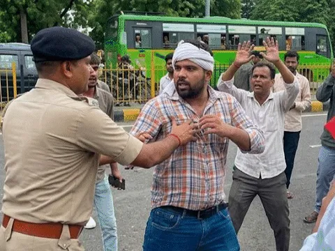 प्रदर्शन में तोड़फोड़ करने वाले उपद्रवियों की 60 तस्वीर:ईंट पत्थर फेंकते, डंडे मारते कैमरे में कैद; पटना पुलिस ने लोगों से मांगी पहचान करने में मदद 