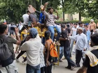  फोन पर मिली धर्मेंद्र के इस्तीफे की जानकारी:दीपके घुटनों पर बैठे, स्टेज पर हाथ पटका; कॉकरोच पार्टी समर्थकों का डांस 
