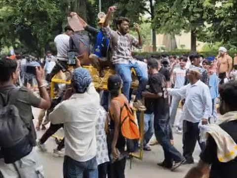  फोन पर मिली धर्मेंद्र के इस्तीफे की जानकारी:दीपके घुटनों पर बैठे, स्टेज पर हाथ पटका; कॉकरोच पार्टी समर्थकों का डांस 
